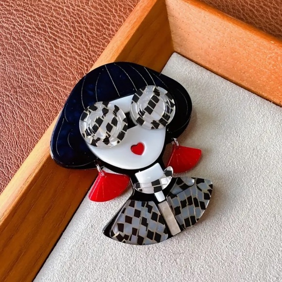 Beautiful Girl Brooch / Scarf Pin #152 - Picture 2 of 2